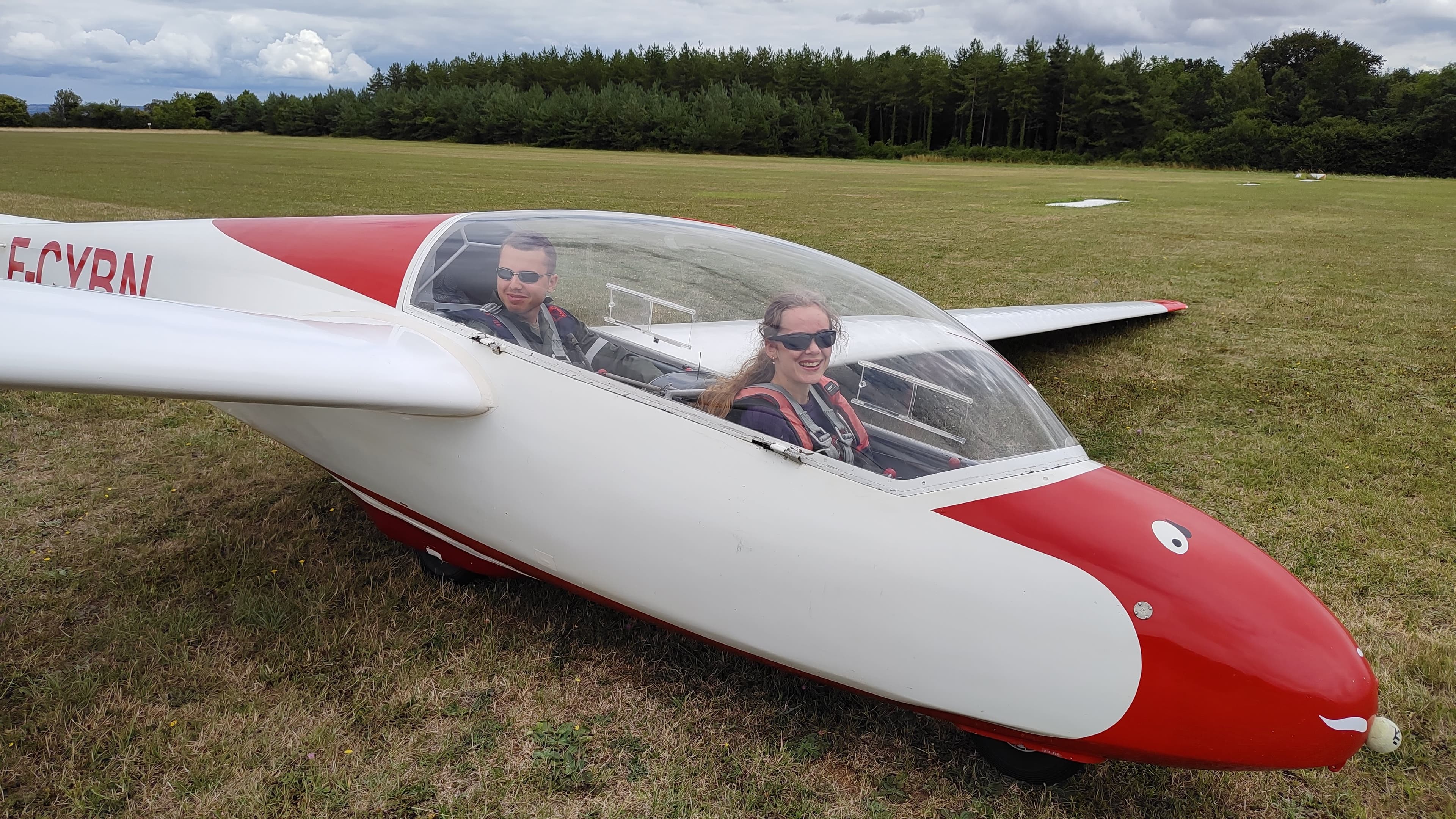 DG500 glider on grass field