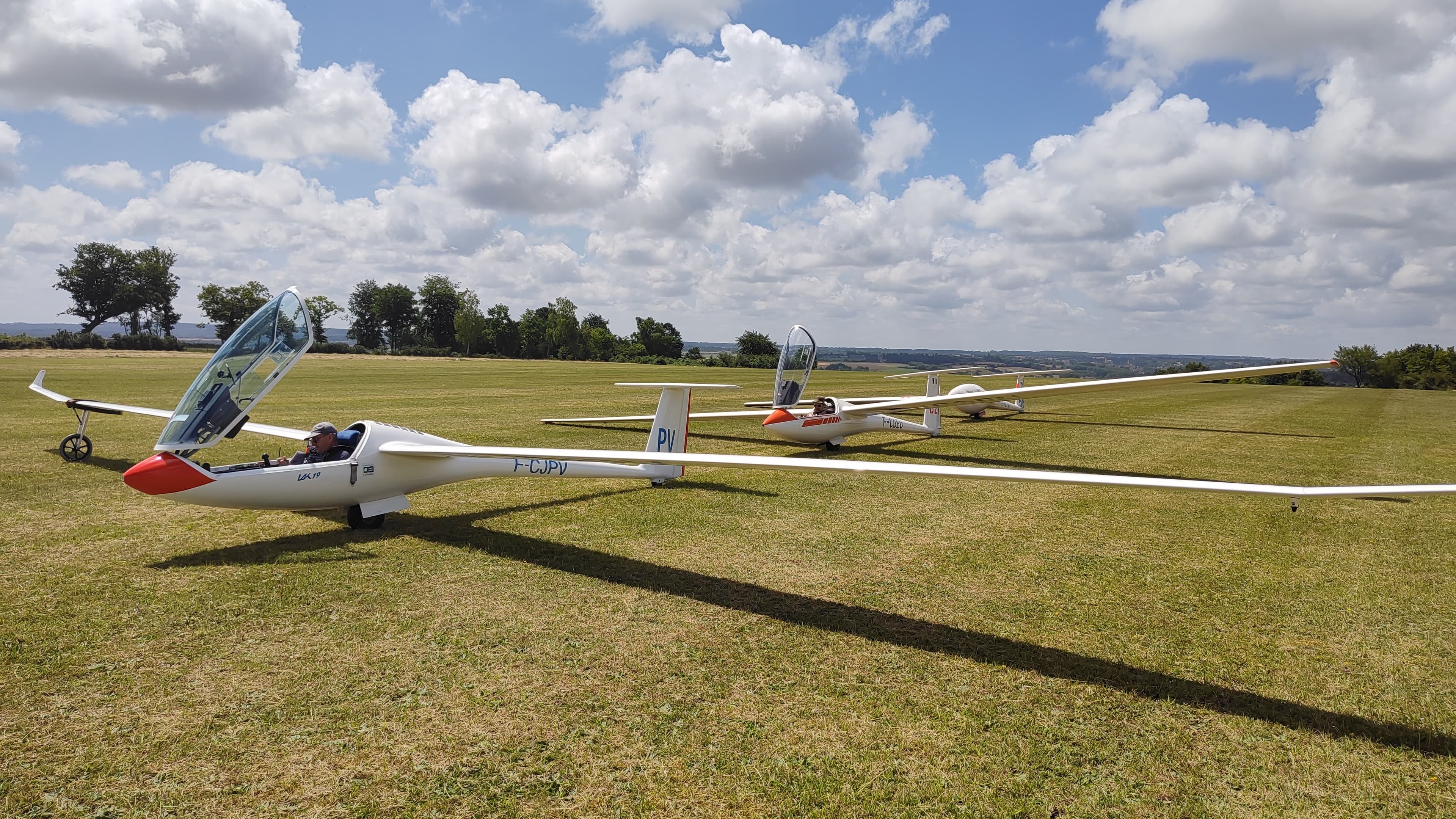 DG500 glider on grass field