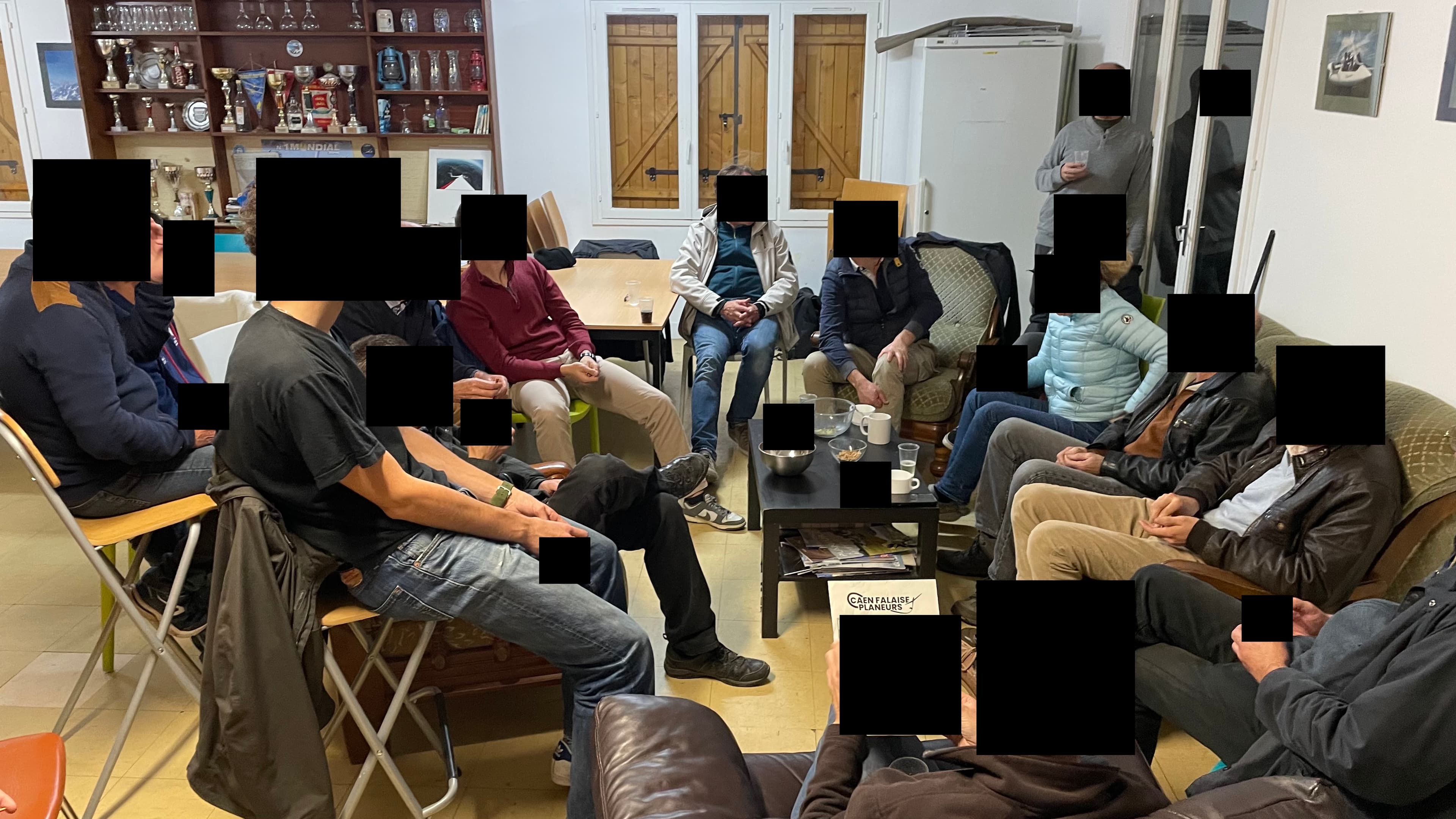 DG500 glider on grass field