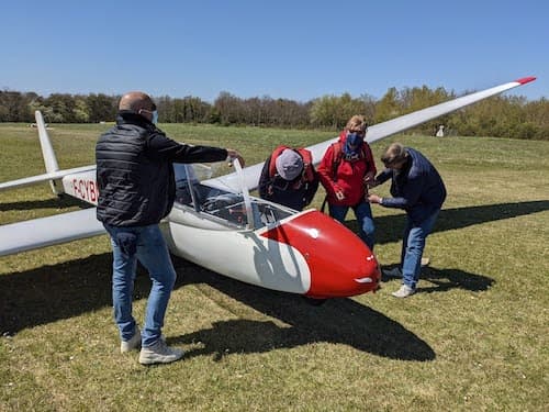 Planeur ASK 13 vu de face avec commandant de bord installant son passager
