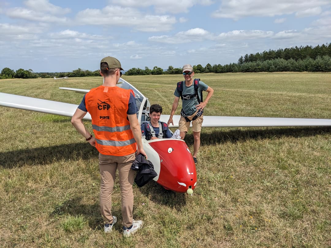 Élèves et instructeur en attente de décollage