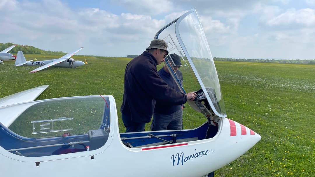 Instructeur expliquant le fonctionnement des instruments