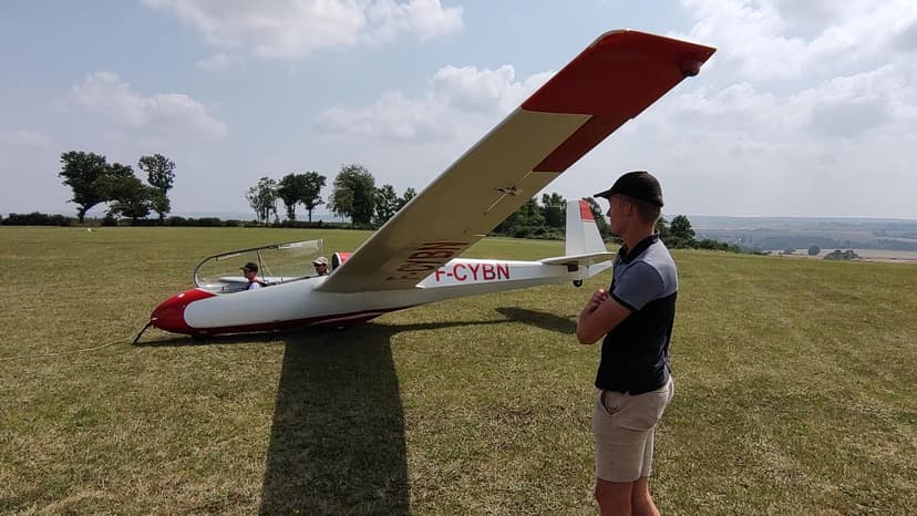 Un élève aide au décollage de l'ASK-13