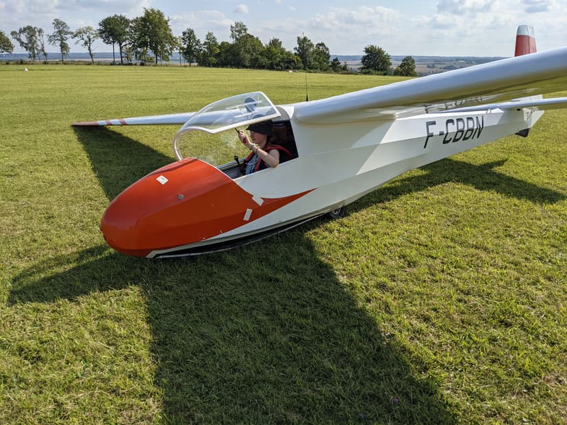 Élève prête pour un vol solo en Ka-8